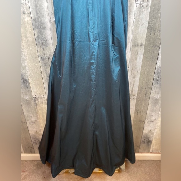 Tadashi Shoji Ruched Trumpet Maxi Gown in Teal Green Size 16 Plus. - Picture 9 of 13